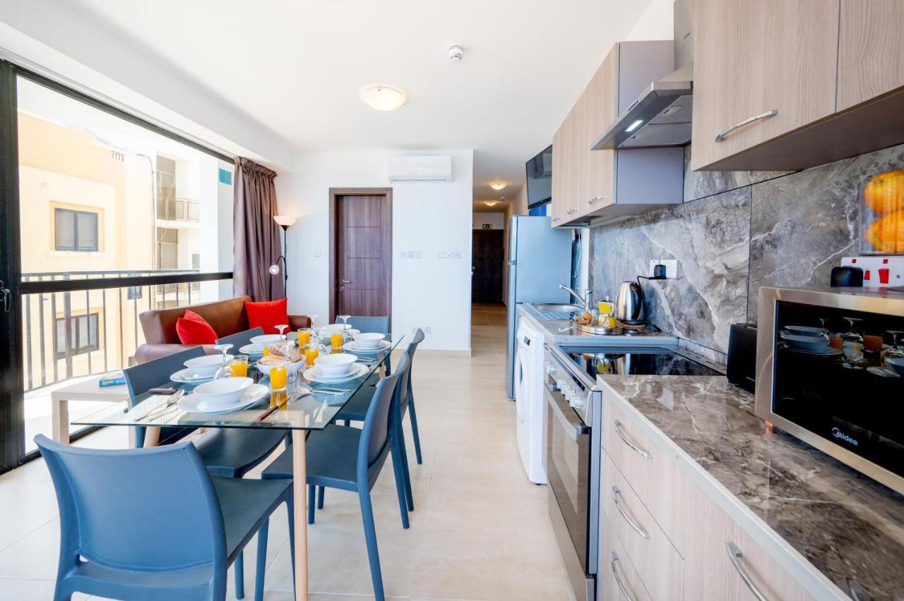 Islet Promenade Seafront With Large Corner Terrace By Getawaysmalta Appartement San Pawl il-Baħar