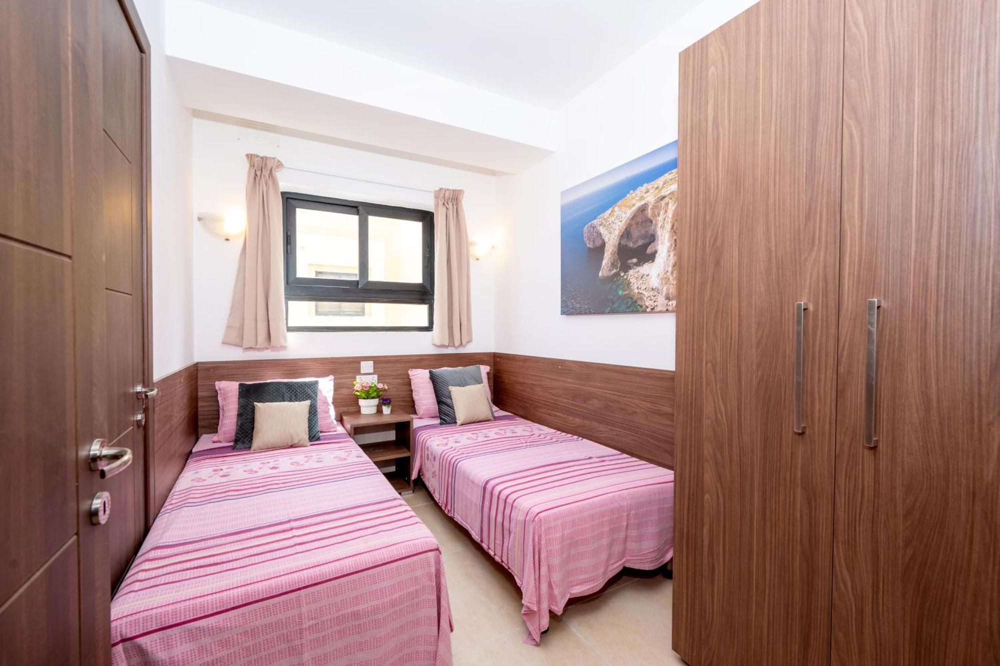 Apartment Islet Promenade Seafront With Large Corner Terrace By Getawaysmalta *